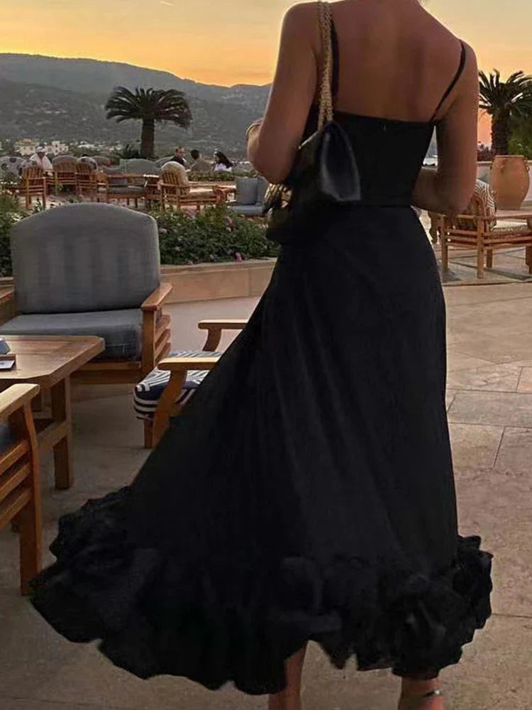 Zwiewna sukienka midi na ramiączkach z tiulowym dołem i falbaną – romantyczna elegancja na lato