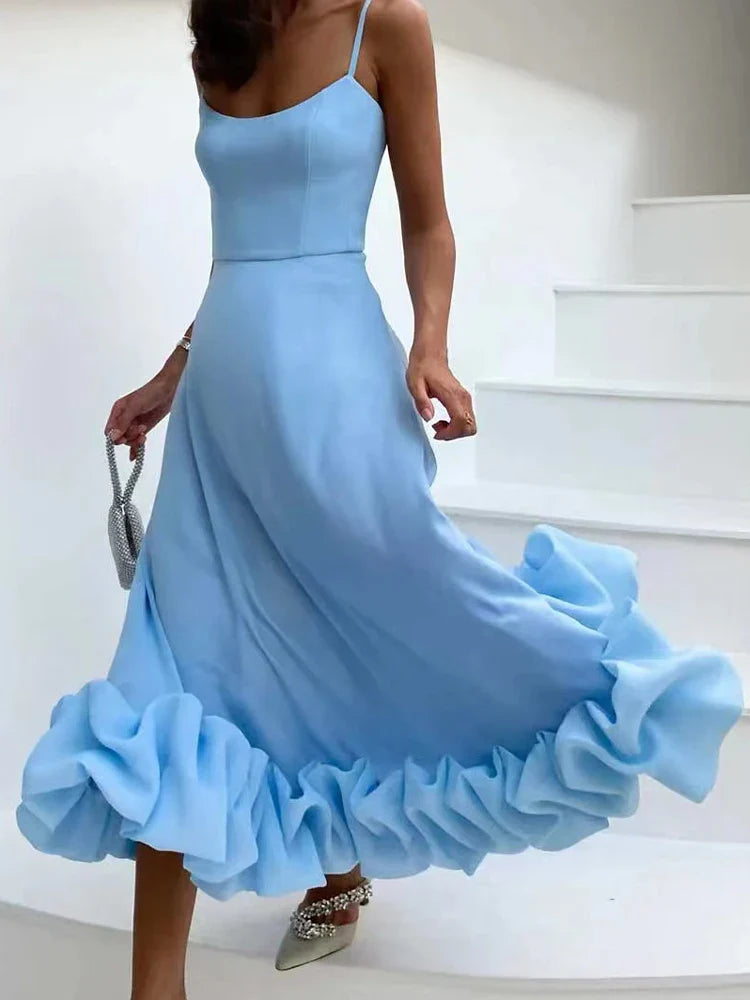 Zwiewna sukienka midi na ramiączkach z tiulowym dołem i falbaną – romantyczna elegancja na lato