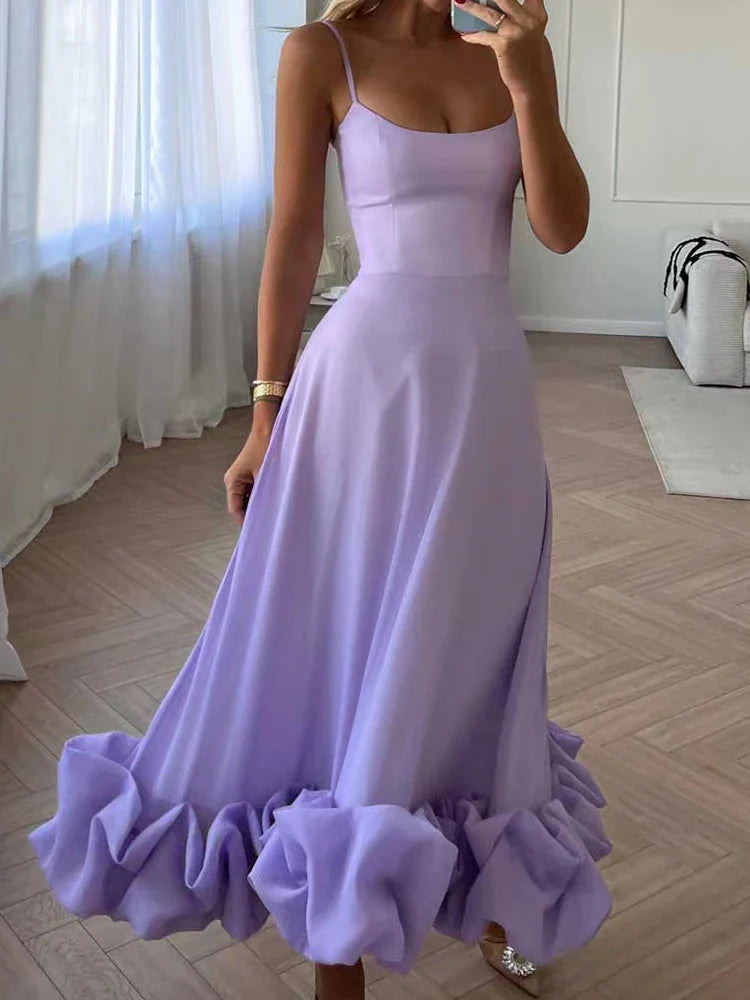 Zwiewna sukienka midi na ramiączkach z tiulowym dołem i falbaną – romantyczna elegancja na lato