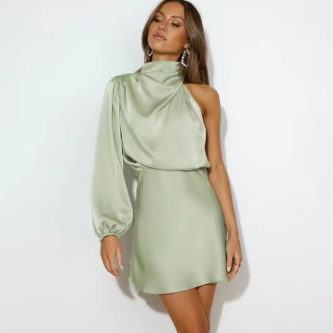Satynowa sukienka one shoulder mini/midi – asymetria, która robi wrażenie