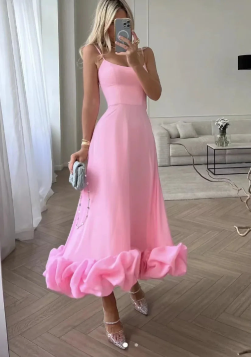Zwiewna sukienka midi na ramiączkach z tiulowym dołem i falbaną – romantyczna elegancja na lato