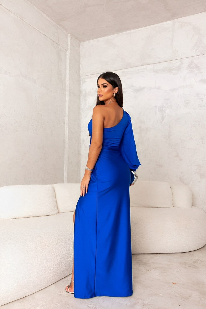 Asymetryczna sukienka one shoulder z rozcięciem – rzeźbiarska forma i kobiecy wdzięk