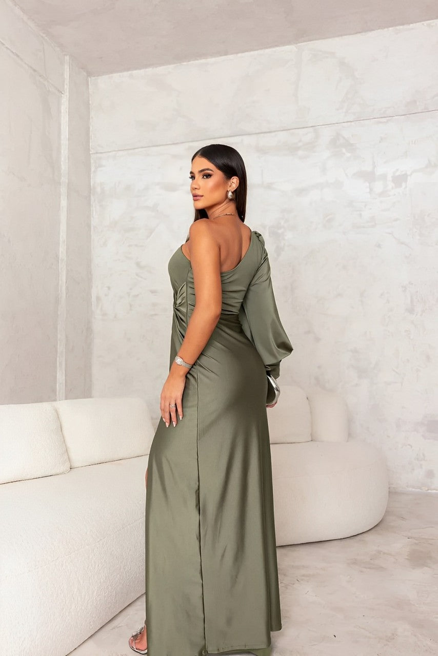 Asymetryczna sukienka one shoulder z rozcięciem – rzeźbiarska forma i kobiecy wdzięk