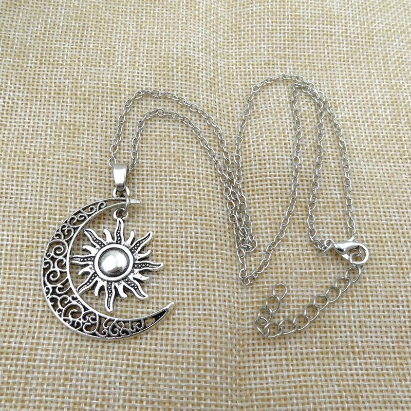 Monika Vintage naszyjnik ze słońcem i księżycem – podwójna symbolika
