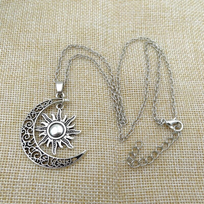 Monika Vintage naszyjnik ze słońcem i księżycem – podwójna symbolika