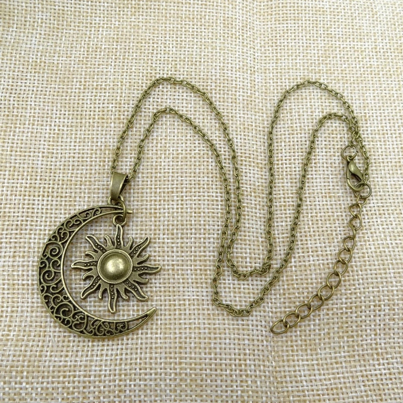 Monika Vintage naszyjnik ze słońcem i księżycem – podwójna symbolika