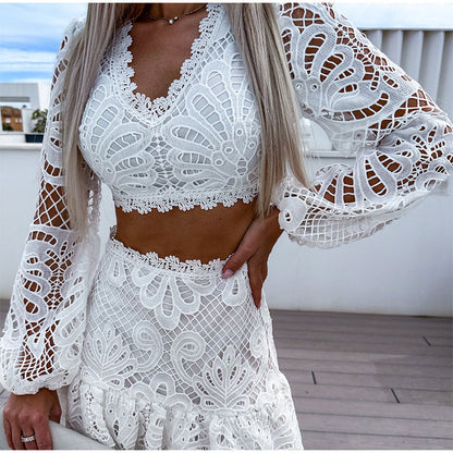 Katarzyna - Komplet damski - Biały koronkowy crop top i mini spódnica z długim rękawem