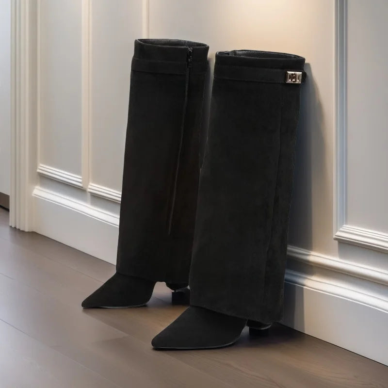 Alicja | Wysokie kozaki damskie z szeroką cholewką i ozdobną klamrą