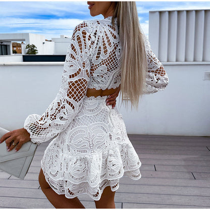 Katarzyna - Komplet damski - Biały koronkowy crop top i mini spódnica z długim rękawem