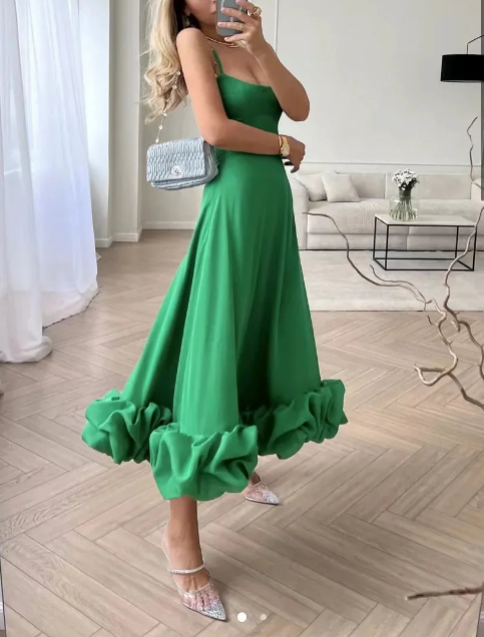 Zwiewna sukienka midi na ramiączkach z tiulowym dołem i falbaną – romantyczna elegancja na lato
