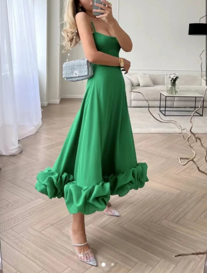 Zwiewna sukienka midi na ramiączkach z tiulowym dołem i falbaną – romantyczna elegancja na lato