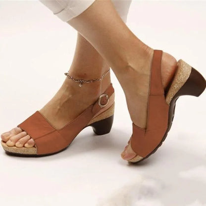 Damskie sandały slip-on na koturnie – styl i miękkość, którą poczujesz na każdym kroku