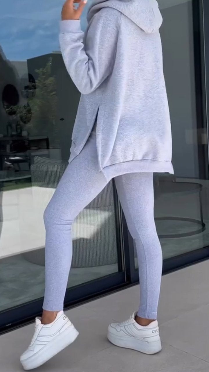 Jagoda - Komplet damski 2-częściowy - Casualowy z kapturem i stylowym rozcięciem